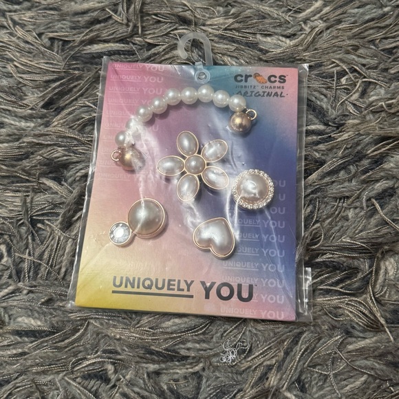 New CROCS DAINTY PEARL JEWELRY 5 PACK JIBBITZ - Picture 3 of 3